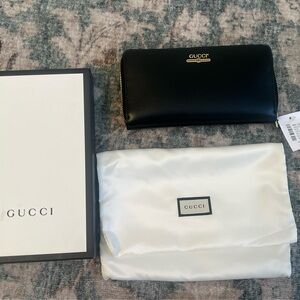 Gucci Black Leather Zip Wallet with Gold Logo